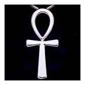▼アンク Ankh 　「生命の鍵」の名でも広く知られるエジプトのアンク十字のペンダントです。アンクは生命の象徴として、そしてまた不死や不滅の象徴などとしても知られ、世界中でお守りや護符などとして愛用されているシンボルです。 シルバー製。ヘッドのみでコードは付いていません。（T:4.7cm）（※画像に写っているコードは付属しません）