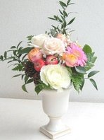 テーブルアレンジメント「パレス」【生花】バラと草花のアレンジメント