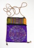 Brokattasche lila  mit aufgesticktem Mandala - Bezaubernde Umh�ngetasche, Handtasche mit  2 Rei�verschl�ssen - ideal f�r das Aufbewahren von Pa� und Geld auf der Reise - wundersch�n ca 19,5 x 15,5 cm