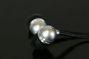 AdHoc カナル型　ステレオイヤホン　KM-ECX300-silver