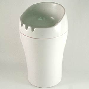 ボトル灰皿 インテリアアッシュ 密閉型無酸素　消火灰皿 ドリンクホルダー対応 白（ホワイト）
