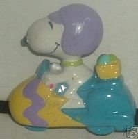 Peanuts SNOOPY pvc Figure on EASTER EGG SCOOTER w BASKET OF EASTER EGGS Figurine