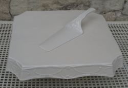 CREAM CERAMIC SQUARE CAKE PLATE ON STAND WITH MATCHING SERVER