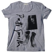 伝説の女性ロックシンガー、パティ・スミスの代名詞ブーツとのフォト UネックTシャツ