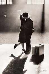 Art Poster Print - Eternal Kiss, Central Station, 1944 - Artist: Anon - Poster Size: 36 X 24. Brand New - High Quality!
