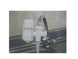 Wasserfilter 3-Stufen-Filtration mit direkter Verbindung zum Wasserhahn. Weiss