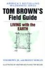  : Tom Brown's Field Guide to Living with the Earth (Tom Brown's Field Guides)