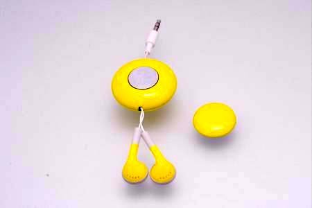 COMPACT MAGNETIC RETRACTABLE EARPHONES - YELLOW (iPhone, iPod MP3 and Airplane Compatible)