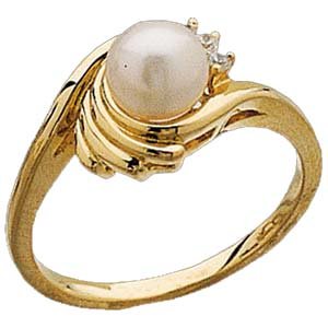 Cultured White Pearl, Round Diamonds, 14Kt. Yellow Gold. Pearl and Diamond Ring