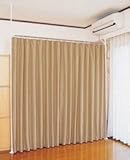 つっぱり式目隠しカーテン(スクリーン)ベージュ 子供部屋の仕切りや物置の目隠しに間仕切りパーテーションとしてご使用ください