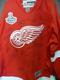 Red Wings, Detriot (2010-11) Autographed/Hand Signed Detroit Red Wings Jersey by the 2010-11 Team