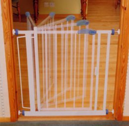 Bettacare Standard Auto-Close Gate. 75 - 82 cm.(29.5 - 32.25 inches)