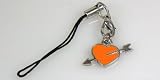 orangefarbenes Herz mit Pfeil (Handyschmuck)