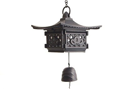 【南部釣灯篭風鈴　お御堂　小 】　サイズ：１３０×１３０×高さ１０５ｍｍ　　重　量：１０００ｇ 　カラー：黒