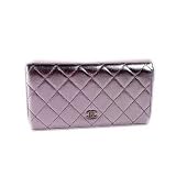 **限定SALE**CHANEL：シャネル 2011〜12年秋冬新作 メタリックキルティング二つ折り財布 メタリックシルバー  並行輸入 CHANEL 財布 限定