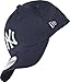 Die 39Thirty ist die New Era Baseballcap mit Stretch Fit, wodurch die Cap sich der Kopfform anpasst. 
Sie besticht durch das verstärkte Frontpanel, erstklassige Verarbeitung, eine schöne Form, eine 
riesige Palette an Designs und den festen, gebogenen Schild. Die New York Yankees gelten seit den 
1920ern als der berühmteste und erfolgreichste Club des gesamten US-amerikanischen Profisports. 
Gegründet wurden die Yankees 1901 in Baltimore. Allein die American League gewannen sie satte 39 
mal, nicht zu vergessen die 26 World Series Titel. Und wer sich auch nur ein bisschen auskennt hat 
die Namen Yogi Berra und Mickey Mantel sicher schonmal gehört. Und ein High-Class-Team hat 
natürlich anständige Baseballcaps, wie die von New Era! Diese ist die 39Thirty Classic NY Yankees 
mit dickem 3-D Stick vorne und hinten geschlossen (ohne MLB Logo).Kopfumfang für die 39Thirty New 
Era Baseballcaps: Small-Medium: 54.9cm – 57.7cmMedium-Large: 57.7cm – 60.6cm Large-XLarge: 
60.6cm – 63.5cm Material: 97% Baumwolle, Material: 3% Elasthan