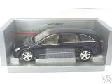 Review Minichamps  / Diecast Model Mercedes-Benz R Class (2005) in Metallic Blue (1:18 scale)