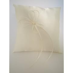 Ringkissen in creme mit einer Schleife