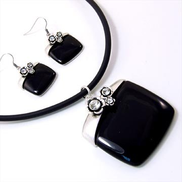 Best Price Square Black Resin Pendant Necklace and Earrings Set