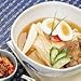Oisix キムチ屋の造る生冷麺(キムチ付): 出来たてプリプリの本格生麺を即冷凍、解凍せずにそのままゆでられます。添付のキムチとスープをあわせるだけの手軽さ。■解凍せずにそのままゆでることができますお店で味わうような出来立ての冷麺を味わえるよう、...