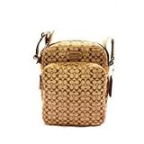 【ブランド】<br />COACH(コーチ)<br /><br />【商品名】<br />シグネチャー カメラバッグ <br /><br />【型番】<br />F77166SKHCA <br /><br />【カラー】<br />カーキ<br /><br />【材質】<br />キャンパス×レザー <br /><br />【サイズ】<br />縦:約21cm<br />横:約17cm<br />幅:約8.5cm<br />ショルダー部分:約75~130cm