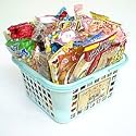 バスケットに駄菓子が75点 【駄菓子詰合せワイワイセット】
