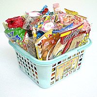 バスケットに駄菓子が75点　【駄菓子詰合せワイワイセット】