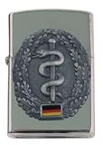  : Sturmfeuerzeug, "Sanit&auml;ter", silber, aufges. Barettabzeich.