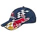 Die neue RED BULL RACING Team Cap verleiht Fl�gel. Sie hat einen gro�en Bullen Stick mit Race Flagge 
auf der linken Seite und vorne auf der Stirn ist das RED BULL RACING FORMULA ONE TEAM Logo sehr 
hochwertig gestickt. Hinten auf der universellen Gr��enverstellung ist die Homepageadresse des Teams 
rund um Superstar Sebastian Vettel eingestickt. Die Cap hat eine Metallschlie�e und passt daher auf 
jeden Kopf. Hergestellt in 6 Panel und aus 100% Polyester. Rasch zugreifen, von dieser supercoolen 
Cap sind nur wenige St�ck auf den Markt gekommen. Es handelt sich hier um einen 100% Original 
Merchandising Artikel aus der aktuellen RED BULL RACING Kollektion.