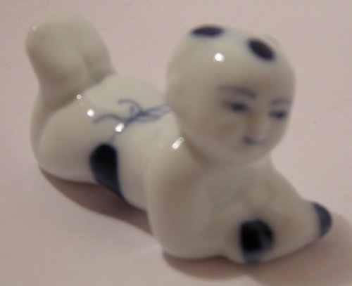 Piattino poggia bacchette - bambino disteso - ceramica