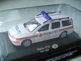 Review Universal Hobbies  / 1:43rd SCALE VOLVO V70 POLICE - NORWAY 2002