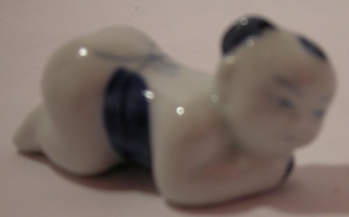 Piattino poggia bacchette - bambino a gattoni - ceramica