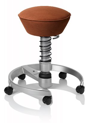 SWOPPER CLASSIC 3D-Aktiv-Bürostuhl Hocker Sitzpolster Normal, Farbe choco, Fussring mit Rollen nach DIN EN 12529, Feder SMALL, Basis Titan, Federfarbe schwarz (SWOP20TRSML)