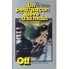 Un Petit gar�on �lev� � la main (Off)