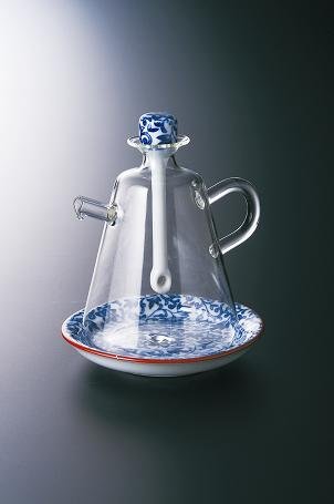オシャレお醤油さし【三角鉄仙絵柄】 可愛いお醤油差し後引きが無いから安心！ガラスと磁器がドッキング！残量も分かるから安心です。