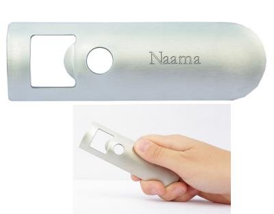 Ouvre-bouteille en m�tal avec un nom grav� dans une bo�te noire en carton: Naama