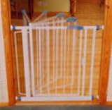 Bettacare - Auto Close White Pressure Fit Stair Gate Extra Narrow 61 - 67.5 cm