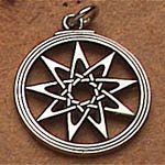 ▼ナインフォルド・ゴッデス・ペンダント●九つのポイントを持ったナイン・スターのペンダントです。「9」という数字は最も魔術的、或いは神秘的な数字の一つであるとも言われ、このアミュレットを持つことであらゆる女神たちの神秘的な力を呼び出すことができるでしょう。