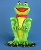Eigenschaften JS GartenDeko e.K.  / Wasserspeier Frosch mit Schal Höhe 33 cm Gartenfigur aus Kunststoff