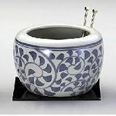 【竹炭、ワラ炭、火箸、敷板も付属】タコ唐草　火鉢　（大）