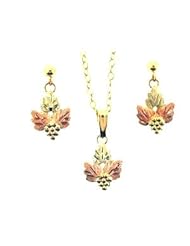 Beautiful Black Hills Gold 3 Leaf earrings & Necklace Pendant Set