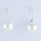 Boucles d'oreilles perles de Mayorque blanches diamètre 8mm, en argent 925 µ. Poids total 2,6g. Un classique! Image du produit