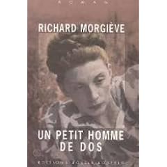 Un petit homme de dos