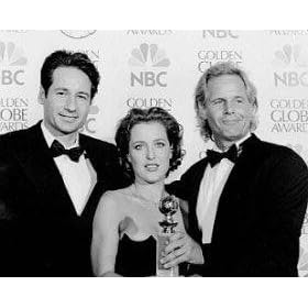 DAVID DUCHOVNY AS FOX MULDER, GILLIAN ANDERSON AS DANA SCULLY FROM THE X FILES #1 - Photo cin�matographique en noir et blanc- MOYENNE - 36x28cm