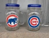 (4) CHICAGO CUBS Glass MUGS with BLUE Lids