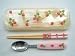 野苺とび柄コンビセット 白: 弊社のランチグッズは中国製ですが日本の食品衛生法に従って検査を受け厚生労働省に検査結果を届けております。又、耐熱性や強度が強く人気のあるメラミン樹脂の食器類はホルムアルデヒドが原料となるため、安全性を...