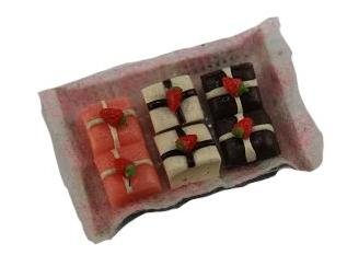 Platte mit Petit Four Praline Pralinen Gebäck 