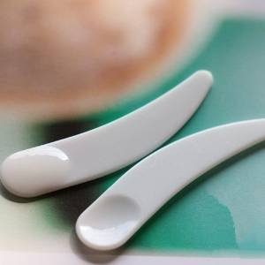 Hearts Shop 100PCS White Mini Disposable Curved Cosmetic Spatula Scoop Makeup Mask Spatula Plastic Spoon