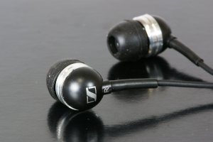 カナル型イヤホン KM-ECX300-black