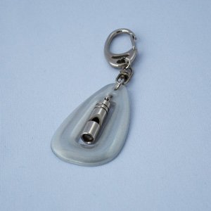 ヨシオ 防災 防犯 高輝度反射材 ホイッスル SOSキーホルダー ホワイト